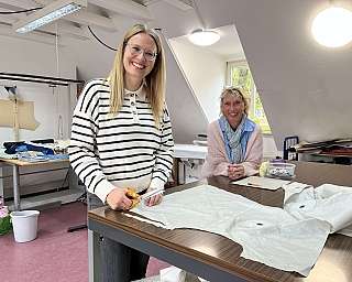 2 Frauen mit Spaß an der Arbeit